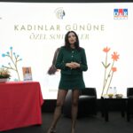 Başak Sayan Instagram – 8 Mart Dünya Kadınlar Günü vesilesiyle @istinyepark ve @dr_dunyasi ortaklığıyla gerçekleştirdiğimiz bu etkinlikle beni dinlemeye gelen herkese, bu etkinliği planlayan sevgili @damlakeseli , @nalandr , Nilgün Hanıma, beni yalnız bırakmayan @orkungalolar , yayıncım @aren_senorkyan , her şeyime koşan @neslihan_mengcur , atölyelerime katılan tüm öğrencilerim ve okurlarıma çok teşekkür ederim. Kadınlar bu erkek egemen sistemin onlara biçtiği rollerden ve düşünce kalıplarından sıyrıldıklarında kendi güçlerinin de farkına varacaktır. Bu dünyada kadının kadına destek olması kadar önemli az şey vardır. Kızkardeşlik bağı ne kadar güçlüyse zorluklar ve engeller karşısındaki duruş ve tutumumuz da o kadar etkili olur. Nicelerine…