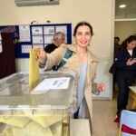 Başak Sayan Instagram – Her şey çok güzel olacak biliyorum… Eşitlik, özgürlük, adalet, insan gibi bir yaşam için, ötekileştirmeye, kutuplaştırmaya, adam kayırmacılığa, soygun düzenine son vermek için oyumu kullandım.
