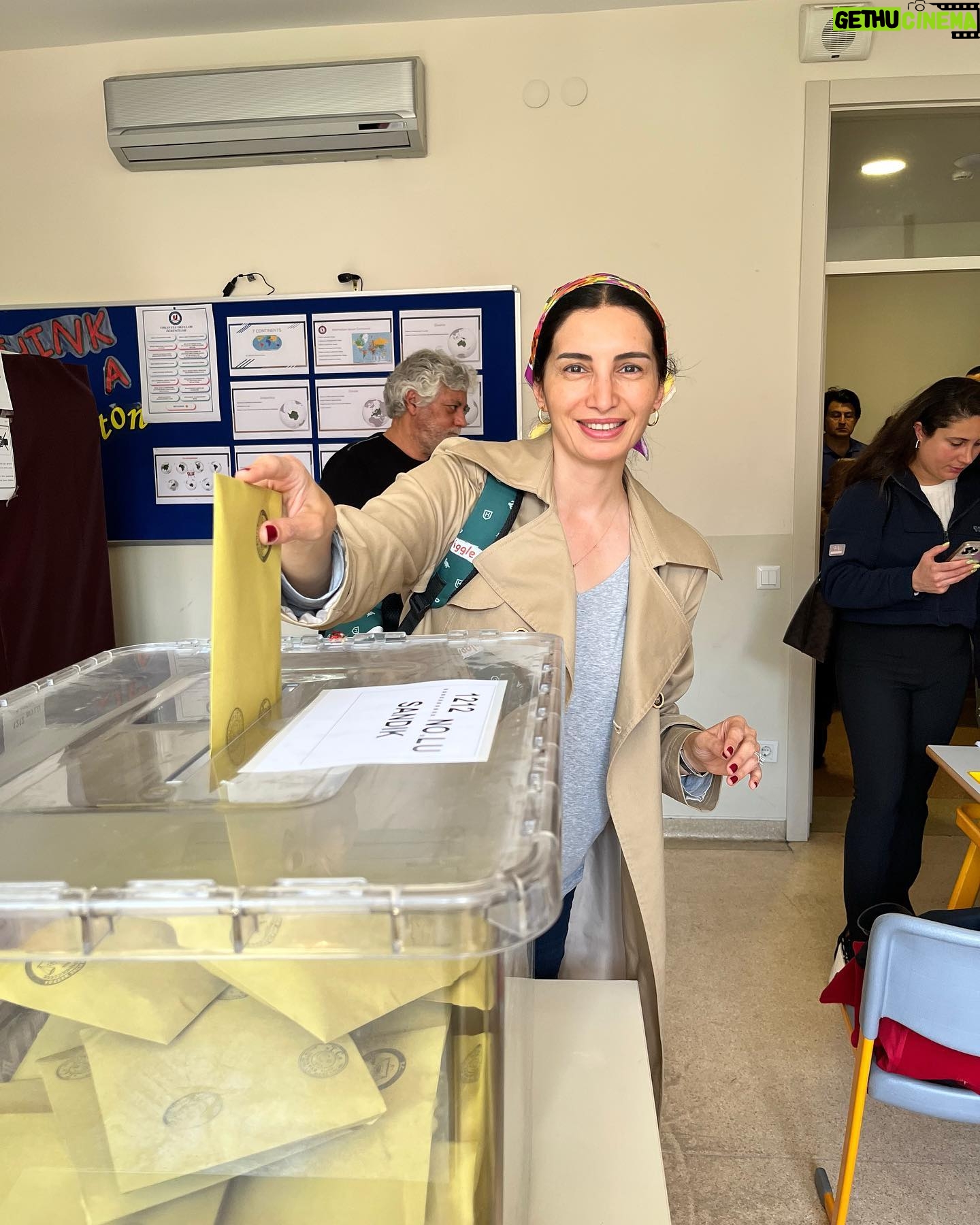 Başak Sayan - 7.5K Likes - Her şey çok güzel olacak biliyorum… Eşitlik, özgürlük, adalet, insan gibi bir yaşam için, ötekileştirmeye, kutuplaştırmaya, adam kayırmacılığa, soygun düzenine son vermek için oyumu kullandım.