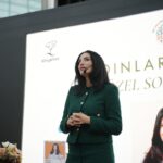 Başak Sayan Instagram - 8 Mart Dünya Kadınlar Günü vesilesiyle @istinyepark ve @dr_dunyasi ortaklığıyla gerçekleştirdiğimiz bu etkinlikle beni dinlemeye gelen herkese, bu etkinliği planlayan sevgili @damlakeseli , @nalandr , Nilgün Hanıma, beni yalnız bırakmayan @orkungalolar , yayıncım @aren_senorkyan , her şeyime koşan @neslihan_mengcur , atölyelerime katılan tüm öğrencilerim ve okurlarıma çok teşekkür ederim. Kadınlar bu erkek egemen sistemin onlara biçtiği rollerden ve düşünce kalıplarından sıyrıldıklarında kendi güçlerinin de farkına varacaktır. Bu dünyada kadının kadına destek olması kadar önemli az şey vardır. Kızkardeşlik bağı ne kadar güçlüyse zorluklar ve engeller karşısındaki duruş ve tutumumuz da o kadar etkili olur. Nicelerine…