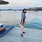 Başak Sayan Instagram - Tatil yapmayalı ne kadar uzun zaman oldu anlatamam. Benim için tatil hiçbir şeyi düşünmemek demek aslında. Ama gel gör ki özellikle çocuklardan sonra bunu başarabilmek neredeyse imkansız. Yine de rutinin dışına çıkmak, her gün yaptığın şeylerin dışında bir şeyler yapmak bile yeterli oluyor bazen…