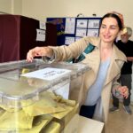 Başak Sayan Instagram – Her şey çok güzel olacak biliyorum… Eşitlik, özgürlük, adalet, insan gibi bir yaşam için, ötekileştirmeye, kutuplaştırmaya, adam kayırmacılığa, soygun düzenine son vermek için oyumu kullandım.