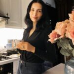 Başak Sayan Instagram - Son dönemde neye hadi başlayalım desem hep aksilikler yaşandı. Son 15 gündür çocukların sağlık sorunları nedeniyle başladığımız çalışma da yarım kaldı. Ama bana her gün hadi devam edelim mesajları geliyor. Ben yarım kaldı ne yapacağım derken bu mesajlarla beraber hadi devam dedim kendi kendime. Hayat da öyle değil mi? Basen bir sağnak yağışa yakalanırsın, sırılsıklam olup bir köşeye sığınırsın ama yağmur durunca yoluna devam edersin. Elbette bu zorunlu arada kendi üzerimde çalışmaya da devam ettiğim için pek çok daha evvel fark etmediğim şey fark ettim. Her şey öyle aslında öyle birbiriyle ilintili ki. İçimdeki pek çok şeyi biliyorum, neyi neden yaptığımın farkındayım deseniz de bir bakıyorsunuz hiç ummadık bir sebep çıkıyor sizi hedefinize gitmekten alıkoyan. Sabote ettiriyor kendinizi kendinize. Her neyse. Konumuza dönelim. Maskemizin ardına bakacağız bugün. Kişilik sadece bir maskedir ve bizler pek çok maske takabiliriz. Oyunculukta hep aynı karakteri oynayan değil çok farklı karakterleri oynayan kişi iyi oyuncudur. Yaşam denilen sahnede iyi bir oyun çıkartmak pek çok farklı rolü hakkını vererek oynayabilmekten geçer. Ancak ne yazık ki insan hem oynadığı rolleri hem de kişilik özelliklerini gerçek zanneder. Ve bu özellikler onun pek çok şeye sahip olmasını engeller. Eğer siz ben utangaç biriyim diyorsanız toplum önünde konuşma yapmanızı gerektirecek bir iş yapamazsınız. Ve eğer hayaliniz bunu yapmanızı gerektiriyorsa ona asla sahip olamazsınız. Sırf bir düşünce yüzünden. Oysa her şey gibi kişilik özellikleri de değişir çünkü onlar birer anıdan kaynaklı düşüncelerdir sadece. Bugün defterinize istediğiniz şeyleri yazdıktan sonra karşılarına neden sahip olamadığınızı yazın. Ardından bu rolü ( istediğiniz belli bir rolü kapsıyor ) daha iyi oynamanızı sağlayacak 5 yeni davranış ve tavır yazın. Ve onları her gün yapmaya başlayın.
