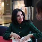 Başak Sayan Instagram – 8 Mart Dünya Kadınlar Günü vesilesiyle @istinyepark ve @dr_dunyasi ortaklığıyla gerçekleştirdiğimiz bu etkinlikle beni dinlemeye gelen herkese, bu etkinliği planlayan sevgili @damlakeseli , @nalandr , Nilgün Hanıma, beni yalnız bırakmayan @orkungalolar , yayıncım @aren_senorkyan , her şeyime koşan @neslihan_mengcur , atölyelerime katılan tüm öğrencilerim ve okurlarıma çok teşekkür ederim. Kadınlar bu erkek egemen sistemin onlara biçtiği rollerden ve düşünce kalıplarından sıyrıldıklarında kendi güçlerinin de farkına varacaktır. Bu dünyada kadının kadına destek olması kadar önemli az şey vardır. Kızkardeşlik bağı ne kadar güçlüyse zorluklar ve engeller karşısındaki duruş ve tutumumuz da o kadar etkili olur. Nicelerine…