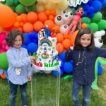 Başak Sayan Instagram – Her nisan ayı benim için olağanüstü geçer. Çünkü nisan ayında Ares ile Milan doğdu. Bu seneki doğumgünleri de öyle güzel geçti ki eminim ileride gülümseyerek hatırlayacaklar. Bazı insanlar vardır, sizin mutlu anlarınızı daha da güzelleştirmek için ellerinden geleni yaparlar. Bu anlamda çok şanslıyım çünkü bu özel günün her anının arkasında inanılmaz tatlı ve işlerini çok iyi yapan insanlar vardı. Pastamızı her sene olduğu gibi @tadimtuzum Hande Hanım yaptı. Yaptığı pastalar sadece sanat eseri değil nasıl lezzetli size anlatamam. Bir seferinde kıyamamıştım pastasını kesmeye o derece düşünün🙂 Üstelik içine kattığı her şey organik ve benden çok çocukları düşünüyor her zaman. Süsleme ve parti organizasyonu @canconceptt Gülşah Hanım ile eşi yaptı. Öyle harika planlamışlar ki ağzım açık kaldı onları izlerken. Bu kadarını hayal etmemiştim dedim. Çocuklar nasıl eğlendiler anlatamam. Nasıl teşekkür edeceğimi bilemiyorum bu iki harika kadına. Sizi tanıdığım için şanslıyım gerçekten de. Bir gün ancak bu kadar unutulmaz ve anlamlı kılınabilirdi. Minnettarım…  Ve sevgili @sihirlipalyacolar size de çok teşekkürler. Her sene olduğu gibi bu sene de çocukları çok mutlu ettiniz. Büyüdüklerinde bu anları hatırlayıp gülümseyecekler ya, benden mutlusu yok. Ebeveyn olmak biraz da bu değil mi? Evlatların içine tarihe not düşmek. Onlar için an biriktirmek. İyi ki doğdunuz can parçalarım. İti ki varsınız. Yaşamım sayenizde daha çok anlam kazandı. Sizsiz bir hayat düşünemiyorum asla. Sizi nasıl seviyorum asla tahmin edemezsiniz. Canlarım… @milan_vardal @aresvardal
