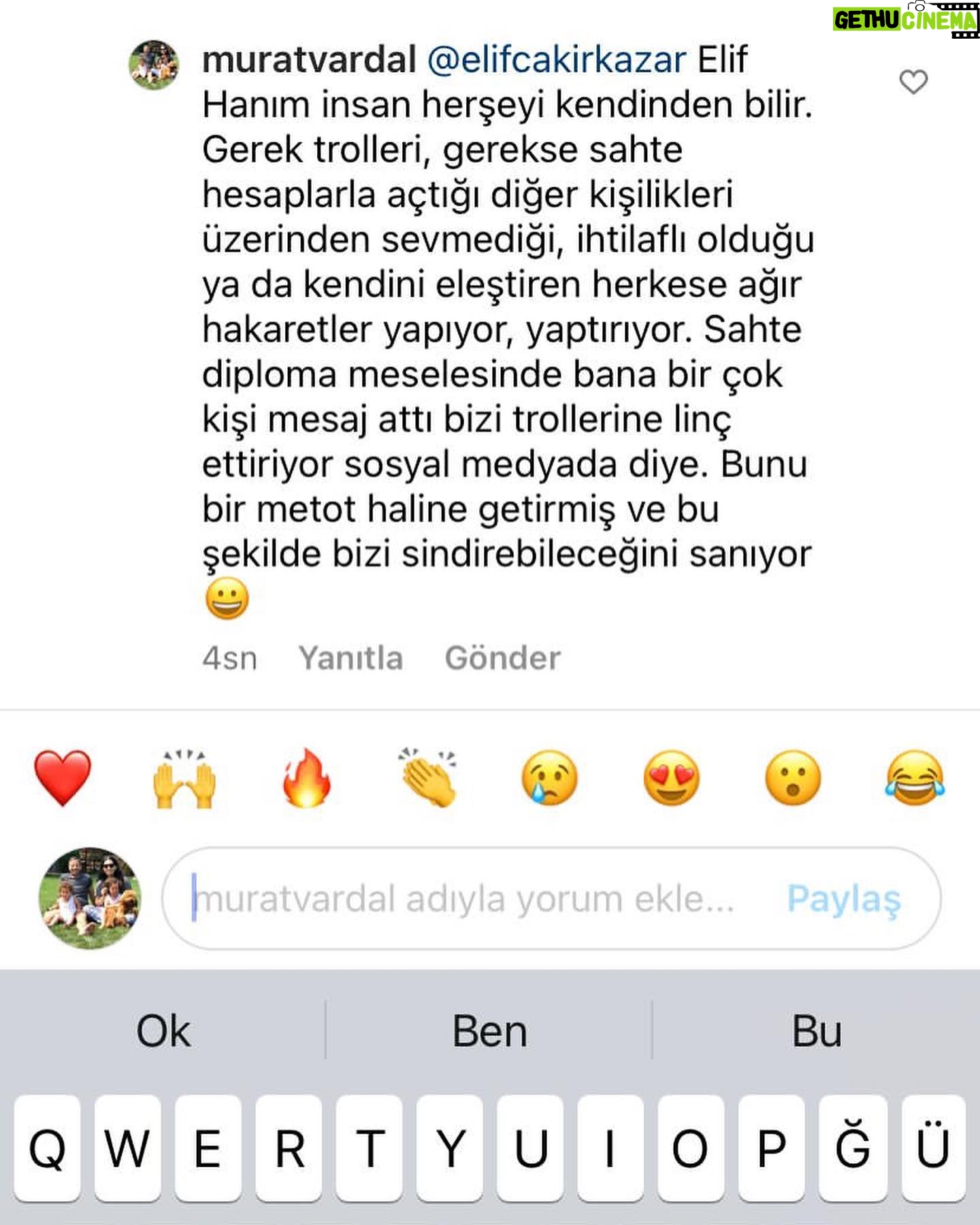 Başak Sayan Instagram - Tüm okurlarıma ve takipçilerime : Kitaplarımı okuyanlar, hayatlarının değiştiğini söyleyenler, dizilerimi ve filmlerimi izleyenler yahut anne olmam dolayısıyla beni takip edenler burda bir aile gibi olduğumuz için hepiniz olanlardan üzgünsünüz biliyorum. Ve birkaç çift laf etmek ya da sorulması gereken soruları sormak istiyorsunuz. Ya da dayanamayıp had bildirmek. Lütfen yapmayın! Bakın fotoğrafları kaydırınca bana ve benim okurlarıma yazılanların nerelere varabileceğini okuyacaksınız. Lütfen siz bu şekilde davranmayın. Biz zaten hukuki mercilere başvurduk. Dikkat ederseniz ben uzak duruyorum. Nedenini anlatayım: Korku, nefret, intikam, kin, suçluluk, utanç frekansı çok düşük duygulardır. Ve duygularımız bizim kişisel frekansımızı oluşturup dünyaya kim olduğumuzu gösterirler. Her duygu bir kimyasaldır. Ve siz bu duyguları ne kadar çok hissederseniz hücreleriniz o kadar fazla bu kimyasala maruz kalır. Ve devamlı size aynı olayları yaratır ki ihtiyaç duyduğu kimyasalı vücut üretsin. Arka planda da sistem şöyle ister: Siz ne kadar fazla bu duygularla hareket ederseniz o kadar fazla zorluk yaşarsınız yaşantınızda. Aynı olaylar tekrar edip durur. Biri size saldırdığında, korkunç şeyler yaptığında egonuzun size yapmanızı söylediği şeyleri yapmadığınız takdirde bir daha aynı olayları yaşamazsınız. Bunu yapmak çok zor biliyorum. Ama yapmak için yanıp tutuşurken durduğunuzda bir yol açılır önünüzde. Mevlana “Işık saçmak için önce yanmak gerekir” derken bahsettiği yanma eylemi budur işte. İçiniz yanar eylemsizlik içinde dururken. Siz ne kadar fazla bu duygulardan uzak durup yüksek frekanslı duygulara odaklanırsanız ve egonuzun size yap dediği eylemleri yapmazsanız o kadar büyük bir tekamül sıçraması yaparsınız. İnanın bunu yapabildiğinizde karşınızda size saldıran kim varsa bir şekilde başına kötü şeyler geliyor. İşleri yürümüyor, olacak olan olmuyor, zorluklar yaşıyor. DEVAMI YORUMLARDA 👇🏻