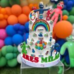Başak Sayan Instagram - Her nisan ayı benim için olağanüstü geçer. Çünkü nisan ayında Ares ile Milan doğdu. Bu seneki doğumgünleri de öyle güzel geçti ki eminim ileride gülümseyerek hatırlayacaklar. Bazı insanlar vardır, sizin mutlu anlarınızı daha da güzelleştirmek için ellerinden geleni yaparlar. Bu anlamda çok şanslıyım çünkü bu özel günün her anının arkasında inanılmaz tatlı ve işlerini çok iyi yapan insanlar vardı. Pastamızı her sene olduğu gibi @tadimtuzum Hande Hanım yaptı. Yaptığı pastalar sadece sanat eseri değil nasıl lezzetli size anlatamam. Bir seferinde kıyamamıştım pastasını kesmeye o derece düşünün🙂 Üstelik içine kattığı her şey organik ve benden çok çocukları düşünüyor her zaman. Süsleme ve parti organizasyonu @canconceptt Gülşah Hanım ile eşi yaptı. Öyle harika planlamışlar ki ağzım açık kaldı onları izlerken. Bu kadarını hayal etmemiştim dedim. Çocuklar nasıl eğlendiler anlatamam. Nasıl teşekkür edeceğimi bilemiyorum bu iki harika kadına. Sizi tanıdığım için şanslıyım gerçekten de. Bir gün ancak bu kadar unutulmaz ve anlamlı kılınabilirdi. Minnettarım… Ve sevgili @sihirlipalyacolar size de çok teşekkürler. Her sene olduğu gibi bu sene de çocukları çok mutlu ettiniz. Büyüdüklerinde bu anları hatırlayıp gülümseyecekler ya, benden mutlusu yok. Ebeveyn olmak biraz da bu değil mi? Evlatların içine tarihe not düşmek. Onlar için an biriktirmek. İyi ki doğdunuz can parçalarım. İti ki varsınız. Yaşamım sayenizde daha çok anlam kazandı. Sizsiz bir hayat düşünemiyorum asla. Sizi nasıl seviyorum asla tahmin edemezsiniz. Canlarım… @milan_vardal @aresvardal