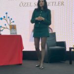 Başak Sayan Instagram – 8 Mart Dünya Kadınlar Günü vesilesiyle @istinyepark ve @dr_dunyasi ortaklığıyla gerçekleştirdiğimiz bu etkinlikle beni dinlemeye gelen herkese, bu etkinliği planlayan sevgili @damlakeseli , @nalandr , Nilgün Hanıma, beni yalnız bırakmayan @orkungalolar , yayıncım @aren_senorkyan , her şeyime koşan @neslihan_mengcur , atölyelerime katılan tüm öğrencilerim ve okurlarıma çok teşekkür ederim. Kadınlar bu erkek egemen sistemin onlara biçtiği rollerden ve düşünce kalıplarından sıyrıldıklarında kendi güçlerinin de farkına varacaktır. Bu dünyada kadının kadına destek olması kadar önemli az şey vardır. Kızkardeşlik bağı ne kadar güçlüyse zorluklar ve engeller karşısındaki duruş ve tutumumuz da o kadar etkili olur. Nicelerine…