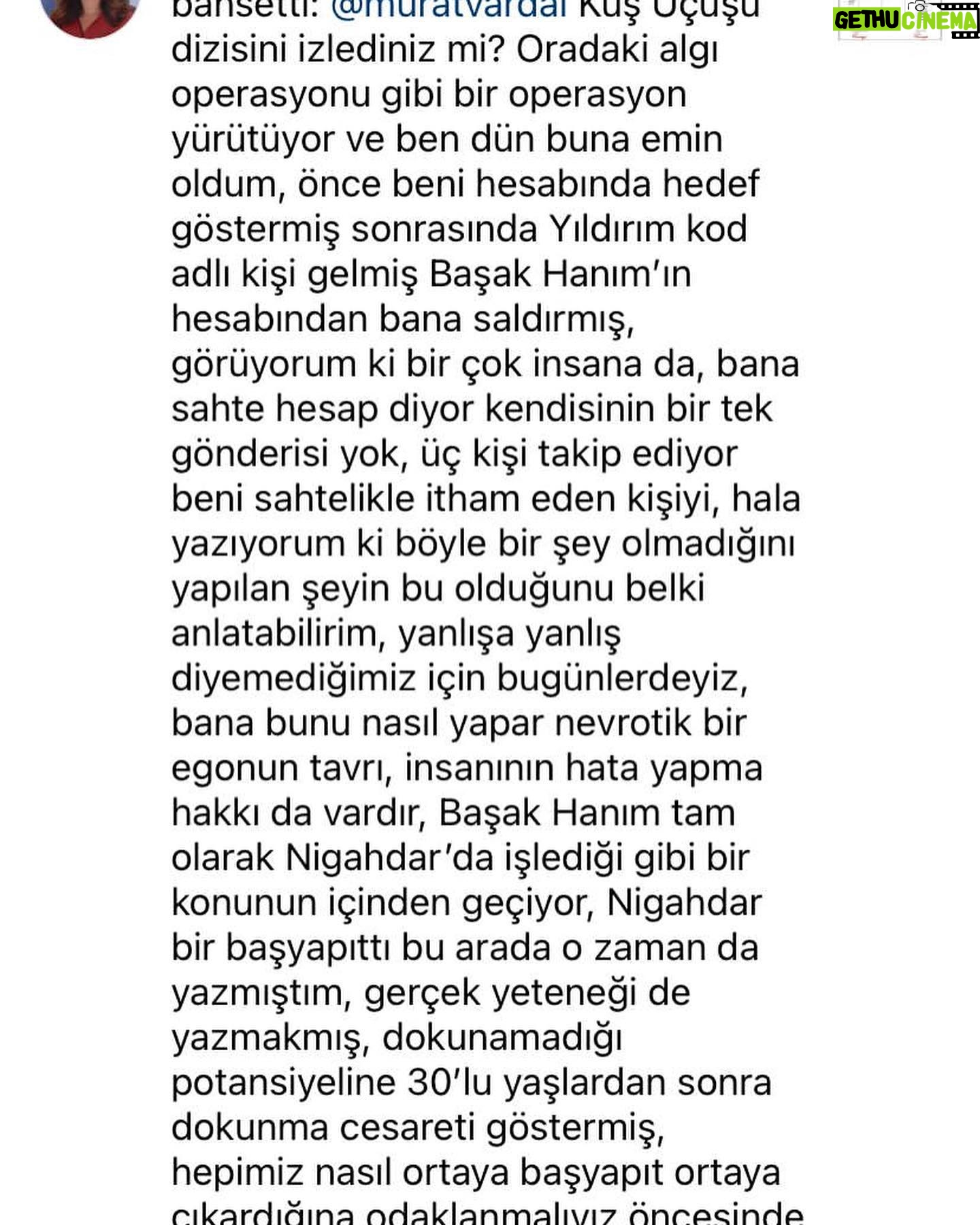 Başak Sayan Instagram - Tüm okurlarıma ve takipçilerime : Kitaplarımı okuyanlar, hayatlarının değiştiğini söyleyenler, dizilerimi ve filmlerimi izleyenler yahut anne olmam dolayısıyla beni takip edenler burda bir aile gibi olduğumuz için hepiniz olanlardan üzgünsünüz biliyorum. Ve birkaç çift laf etmek ya da sorulması gereken soruları sormak istiyorsunuz. Ya da dayanamayıp had bildirmek. Lütfen yapmayın! Bakın fotoğrafları kaydırınca bana ve benim okurlarıma yazılanların nerelere varabileceğini okuyacaksınız. Lütfen siz bu şekilde davranmayın. Biz zaten hukuki mercilere başvurduk. Dikkat ederseniz ben uzak duruyorum. Nedenini anlatayım: Korku, nefret, intikam, kin, suçluluk, utanç frekansı çok düşük duygulardır. Ve duygularımız bizim kişisel frekansımızı oluşturup dünyaya kim olduğumuzu gösterirler. Her duygu bir kimyasaldır. Ve siz bu duyguları ne kadar çok hissederseniz hücreleriniz o kadar fazla bu kimyasala maruz kalır. Ve devamlı size aynı olayları yaratır ki ihtiyaç duyduğu kimyasalı vücut üretsin. Arka planda da sistem şöyle ister: Siz ne kadar fazla bu duygularla hareket ederseniz o kadar fazla zorluk yaşarsınız yaşantınızda. Aynı olaylar tekrar edip durur. Biri size saldırdığında, korkunç şeyler yaptığında egonuzun size yapmanızı söylediği şeyleri yapmadığınız takdirde bir daha aynı olayları yaşamazsınız. Bunu yapmak çok zor biliyorum. Ama yapmak için yanıp tutuşurken durduğunuzda bir yol açılır önünüzde. Mevlana “Işık saçmak için önce yanmak gerekir” derken bahsettiği yanma eylemi budur işte. İçiniz yanar eylemsizlik içinde dururken. Siz ne kadar fazla bu duygulardan uzak durup yüksek frekanslı duygulara odaklanırsanız ve egonuzun size yap dediği eylemleri yapmazsanız o kadar büyük bir tekamül sıçraması yaparsınız. İnanın bunu yapabildiğinizde karşınızda size saldıran kim varsa bir şekilde başına kötü şeyler geliyor. İşleri yürümüyor, olacak olan olmuyor, zorluklar yaşıyor. DEVAMI YORUMLARDA 👇🏻