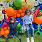 Başak Sayan Instagram - Her nisan ayı benim için olağanüstü geçer. Çünkü nisan ayında Ares ile Milan doğdu. Bu seneki doğumgünleri de öyle güzel geçti ki eminim ileride gülümseyerek hatırlayacaklar. Bazı insanlar vardır, sizin mutlu anlarınızı daha da güzelleştirmek için ellerinden geleni yaparlar. Bu anlamda çok şanslıyım çünkü bu özel günün her anının arkasında inanılmaz tatlı ve işlerini çok iyi yapan insanlar vardı. Pastamızı her sene olduğu gibi @tadimtuzum Hande Hanım yaptı. Yaptığı pastalar sadece sanat eseri değil nasıl lezzetli size anlatamam. Bir seferinde kıyamamıştım pastasını kesmeye o derece düşünün🙂 Üstelik içine kattığı her şey organik ve benden çok çocukları düşünüyor her zaman. Süsleme ve parti organizasyonu @canconceptt Gülşah Hanım ile eşi yaptı. Öyle harika planlamışlar ki ağzım açık kaldı onları izlerken. Bu kadarını hayal etmemiştim dedim. Çocuklar nasıl eğlendiler anlatamam. Nasıl teşekkür edeceğimi bilemiyorum bu iki harika kadına. Sizi tanıdığım için şanslıyım gerçekten de. Bir gün ancak bu kadar unutulmaz ve anlamlı kılınabilirdi. Minnettarım… Ve sevgili @sihirlipalyacolar size de çok teşekkürler. Her sene olduğu gibi bu sene de çocukları çok mutlu ettiniz. Büyüdüklerinde bu anları hatırlayıp gülümseyecekler ya, benden mutlusu yok. Ebeveyn olmak biraz da bu değil mi? Evlatların içine tarihe not düşmek. Onlar için an biriktirmek. İyi ki doğdunuz can parçalarım. İti ki varsınız. Yaşamım sayenizde daha çok anlam kazandı. Sizsiz bir hayat düşünemiyorum asla. Sizi nasıl seviyorum asla tahmin edemezsiniz. Canlarım… @milan_vardal @aresvardal