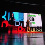 Başak Sayan Instagram – Bu güzel etkinlik için beni davet eden @tedxbursa ekibine emekleri için çok teşekkür ederim yeniden. Yazmak dışında hayatımın diğer tutkusu olan oyunculuğa neden karar verdiğimin arka planındaki psikolojiyi, içimdeki hangi bastırdığım yanların bu seçimimi gerçekleştirmeme neden olduğunu ve o parçamı nasıl iyileştirdiğimi anlattım elimden geldiğince 18 dakika içinde. Dünyayı değiştirmek imkansızdır. Ancak biz değişirsek her şey değişir. Ve o değişim kişinin ilk önce kendi içine doğru bir yolculuğa çıkması, içinde sakladığı gizlediği tüm yanlarını fark etmesi, bunların onu sürüklediği savunma stratejilerini keşfetmesi ve onları dönüştürmesi ile mümkündür. Zor ama imkansız değil. Yeter ki yola çıkmaya niyetli olalım…