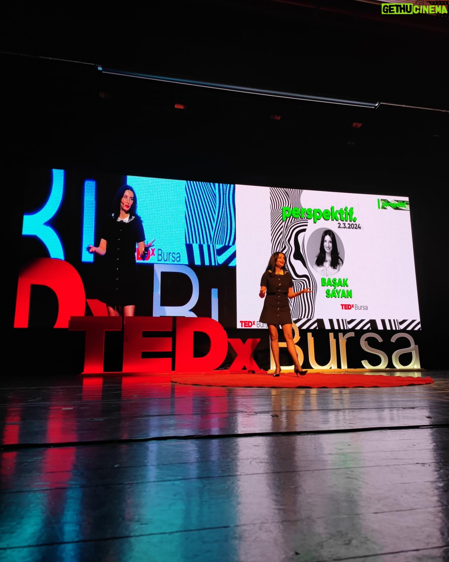 Başak Sayan Instagram - Bu güzel etkinlik için beni davet eden @tedxbursa ekibine emekleri için çok teşekkür ederim yeniden. Yazmak dışında hayatımın diğer tutkusu olan oyunculuğa neden karar verdiğimin arka planındaki psikolojiyi, içimdeki hangi bastırdığım yanların bu seçimimi gerçekleştirmeme neden olduğunu ve o parçamı nasıl iyileştirdiğimi anlattım elimden geldiğince 18 dakika içinde. Dünyayı değiştirmek imkansızdır. Ancak biz değişirsek her şey değişir. Ve o değişim kişinin ilk önce kendi içine doğru bir yolculuğa çıkması, içinde sakladığı gizlediği tüm yanlarını fark etmesi, bunların onu sürüklediği savunma stratejilerini keşfetmesi ve onları dönüştürmesi ile mümkündür. Zor ama imkansız değil. Yeter ki yola çıkmaya niyetli olalım…