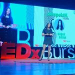 Başak Sayan Instagram – Bu güzel etkinlik için beni davet eden @tedxbursa ekibine emekleri için çok teşekkür ederim yeniden. Yazmak dışında hayatımın diğer tutkusu olan oyunculuğa neden karar verdiğimin arka planındaki psikolojiyi, içimdeki hangi bastırdığım yanların bu seçimimi gerçekleştirmeme neden olduğunu ve o parçamı nasıl iyileştirdiğimi anlattım elimden geldiğince 18 dakika içinde. Dünyayı değiştirmek imkansızdır. Ancak biz değişirsek her şey değişir. Ve o değişim kişinin ilk önce kendi içine doğru bir yolculuğa çıkması, içinde sakladığı gizlediği tüm yanlarını fark etmesi, bunların onu sürüklediği savunma stratejilerini keşfetmesi ve onları dönüştürmesi ile mümkündür. Zor ama imkansız değil. Yeter ki yola çıkmaya niyetli olalım…