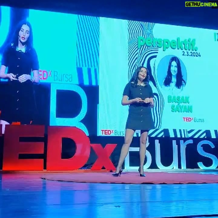 Başak Sayan Instagram - Bu güzel etkinlik için beni davet eden @tedxbursa ekibine emekleri için çok teşekkür ederim yeniden. Yazmak dışında hayatımın diğer tutkusu olan oyunculuğa neden karar verdiğimin arka planındaki psikolojiyi, içimdeki hangi bastırdığım yanların bu seçimimi gerçekleştirmeme neden olduğunu ve o parçamı nasıl iyileştirdiğimi anlattım elimden geldiğince 18 dakika içinde. Dünyayı değiştirmek imkansızdır. Ancak biz değişirsek her şey değişir. Ve o değişim kişinin ilk önce kendi içine doğru bir yolculuğa çıkması, içinde sakladığı gizlediği tüm yanlarını fark etmesi, bunların onu sürüklediği savunma stratejilerini keşfetmesi ve onları dönüştürmesi ile mümkündür. Zor ama imkansız değil. Yeter ki yola çıkmaya niyetli olalım…
