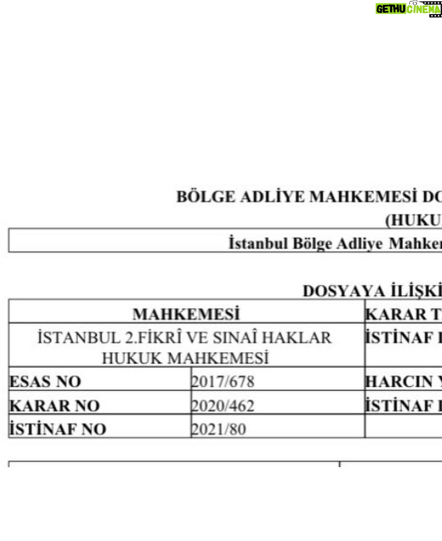 Başak Sayan Instagram - Son 2 gündür her sabah şaşkınlık içinde uyanıyorum. Zira durduk yere yapılan ve önce seviyesizliği nedeniyle özür dileyip sonra tepkiler üzerine silinen fotoğrafım üzerinden bir dolu yalan okumak insanı hayrete düşürüyor. Dün davayı kazandığını, benim de halen sürdüğü yalanını söylediğimi iddia etmişti. Avukatım Zekeriya Bey’den davaların belgelerini bana yollamasını istedikten saatler sonra kendini yalanlayıp yurtdışındaki başarısızlıkların nedenini şu anda sürmekte olan intihal davasına bağlanış ve yayınevleri süren bir intihal davasında çeviri yaptırmıyorlar demiş. Madem ortada kazanılan bir dava var neden böyle oluyor diye de bir kişi sormamış. Ben işin aslını anlatayım: Davamız 2017 senesinden beri sürüyor. O tarihte birbirimize açtığımız intihal davalarını ( yani ben intihal var araştırılsın derken o yoktur araştırılsın diyerek dava açtı ) hakim birleştirip tek dava yaptı. Davayı onun açtığı da yalan. Karşılıklı açılmış davalar ve arada çok kısa bir süre var. Bu davaya 5 edebiyat profesörü atanmadı. Bu da yalan. Bir edebiyat bölümünde çalışan doçent, senarist, bilişim uzmanı, FSEK uzmanından oluşuyordu heyet. Benzerlik araştırmasını içlerinden bir kişi araştırdı yani. Diğerleri kendi konularıyla alakalı yorum yaptılar. Bilgisayar incelemesi, senaryo incelemesi gibi teknik konular. Sonuç bizim açımızdan olumsuz olunca itiraz ettik. İki tarafa da kimliği açıklanmayan bir kişinin bu araştırmayı yapması gerekir aslında. Ama Türkiye’de öyle değil. Hakim yeni bir heyet kurmayı istemedi, bir üst mahkeme ilgilensin diyerek manevi tazminata hükmetti. Biz de hemen bir üst mahkemeye başvurduk. Mahkeme halen devam etmekte. Bir davada nihai karar verilmeden o davanın sonucu hakkında konuşulmaz. Pek çok dava istinafta ve yargıtayda farklı sonuçlanmıştır. Bu davanın sonuçlanması en iyi ihtimalle 3 sene sonra olur. Kaldı ki ben verilecek karar ne olursa olsun iddiamın arkasında durmaya devam edeceğim. Daha iki sene evvel çok başarılı bir yönetmen Bağlanma Korkusu’nu film yapmak istedi. Türkiye’nin en büyük yapım şirketlerinden biri ile. Aylarca toplantılar yapıldı ama yapım şirketi Fi ile benzerliği nedeniyle yapmaktan vazgeçti. DEVAMI YORUMLARDA 👇🏻