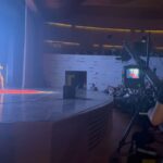 Başak Sayan Instagram – Bu güzel etkinlik için beni davet eden @tedxbursa ekibine emekleri için çok teşekkür ederim yeniden. Yazmak dışında hayatımın diğer tutkusu olan oyunculuğa neden karar verdiğimin arka planındaki psikolojiyi, içimdeki hangi bastırdığım yanların bu seçimimi gerçekleştirmeme neden olduğunu ve o parçamı nasıl iyileştirdiğimi anlattım elimden geldiğince 18 dakika içinde. Dünyayı değiştirmek imkansızdır. Ancak biz değişirsek her şey değişir. Ve o değişim kişinin ilk önce kendi içine doğru bir yolculuğa çıkması, içinde sakladığı gizlediği tüm yanlarını fark etmesi, bunların onu sürüklediği savunma stratejilerini keşfetmesi ve onları dönüştürmesi ile mümkündür. Zor ama imkansız değil. Yeter ki yola çıkmaya niyetli olalım…