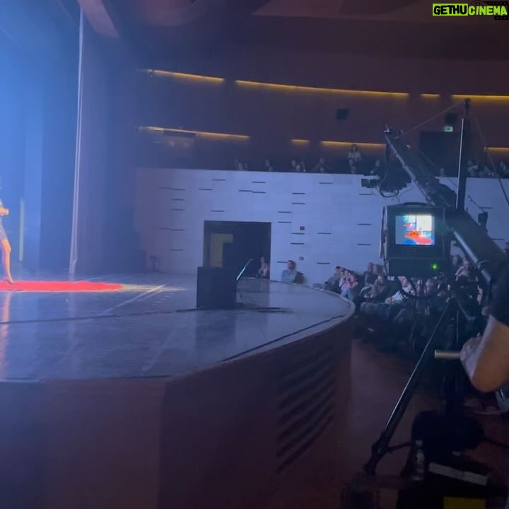 Başak Sayan Instagram - Bu güzel etkinlik için beni davet eden @tedxbursa ekibine emekleri için çok teşekkür ederim yeniden. Yazmak dışında hayatımın diğer tutkusu olan oyunculuğa neden karar verdiğimin arka planındaki psikolojiyi, içimdeki hangi bastırdığım yanların bu seçimimi gerçekleştirmeme neden olduğunu ve o parçamı nasıl iyileştirdiğimi anlattım elimden geldiğince 18 dakika içinde. Dünyayı değiştirmek imkansızdır. Ancak biz değişirsek her şey değişir. Ve o değişim kişinin ilk önce kendi içine doğru bir yolculuğa çıkması, içinde sakladığı gizlediği tüm yanlarını fark etmesi, bunların onu sürüklediği savunma stratejilerini keşfetmesi ve onları dönüştürmesi ile mümkündür. Zor ama imkansız değil. Yeter ki yola çıkmaya niyetli olalım…