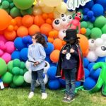 Başak Sayan Instagram - Her nisan ayı benim için olağanüstü geçer. Çünkü nisan ayında Ares ile Milan doğdu. Bu seneki doğumgünleri de öyle güzel geçti ki eminim ileride gülümseyerek hatırlayacaklar. Bazı insanlar vardır, sizin mutlu anlarınızı daha da güzelleştirmek için ellerinden geleni yaparlar. Bu anlamda çok şanslıyım çünkü bu özel günün her anının arkasında inanılmaz tatlı ve işlerini çok iyi yapan insanlar vardı. Pastamızı her sene olduğu gibi @tadimtuzum Hande Hanım yaptı. Yaptığı pastalar sadece sanat eseri değil nasıl lezzetli size anlatamam. Bir seferinde kıyamamıştım pastasını kesmeye o derece düşünün🙂 Üstelik içine kattığı her şey organik ve benden çok çocukları düşünüyor her zaman. Süsleme ve parti organizasyonu @canconceptt Gülşah Hanım ile eşi yaptı. Öyle harika planlamışlar ki ağzım açık kaldı onları izlerken. Bu kadarını hayal etmemiştim dedim. Çocuklar nasıl eğlendiler anlatamam. Nasıl teşekkür edeceğimi bilemiyorum bu iki harika kadına. Sizi tanıdığım için şanslıyım gerçekten de. Bir gün ancak bu kadar unutulmaz ve anlamlı kılınabilirdi. Minnettarım… Ve sevgili @sihirlipalyacolar size de çok teşekkürler. Her sene olduğu gibi bu sene de çocukları çok mutlu ettiniz. Büyüdüklerinde bu anları hatırlayıp gülümseyecekler ya, benden mutlusu yok. Ebeveyn olmak biraz da bu değil mi? Evlatların içine tarihe not düşmek. Onlar için an biriktirmek. İyi ki doğdunuz can parçalarım. İti ki varsınız. Yaşamım sayenizde daha çok anlam kazandı. Sizsiz bir hayat düşünemiyorum asla. Sizi nasıl seviyorum asla tahmin edemezsiniz. Canlarım… @milan_vardal @aresvardal