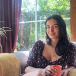 Başak Sayan Instagram - İnsan hayatının iplerini nasıl eline alır?? Belki de asırlar boyunca pek çok insan, filozof bu sorunun cevabını aradı. Oysa cevap çok açıktı. M.Ö 4. yüzyılda Delphi’deki Apollo Tapınağının girişine yazılmıştı bu altın harflerle. “Kendini bil!” Peki nedir kendini bilmek? Ana rahmine düştüğümüz andan itibaren bilinçaltımızın kaydettiklerinin, kuşaklar boyunca atalarımızdan bize aktarılan korku, inanç, duygu ve düşüncelerin bizi oluşturduğunu, tüm beğeni, arzu, istek, korkularımızı ve tekrar eden döngülerimizi belirlediğini bilmek biraz korkutucu belki ama asıl korkutucu olan insanın kendini bilme yolculuğuna çıkmadan uyurgezer bir halde ona ait olmayan ya da yanlış olan inançları ve düşüncelerinin prangasında kendi hapishanesinde yaşaması. Oysa yapılması gereken çok kolay. Kendini bilmek. Bunun için de bilinçli farkındalık ile ona egemen olan inanç kalıplarını, o kalıpların sebep olduğu düşünceleri, o düşüncelerin yarattığı duyguları, o duyguların oluşturduğu tepkileri ve davranış kalıplarını fark etmek. Tabi ki bunun için kendi üzerinde çalışmak gerek ama ilk adımı atınca arkası geliyor zaten. Biraz bundan bahsetmek istedim ama tabiki videonun geri kalanını youtube’a yüklüyorum şu anda. Biraz ağır ama birkaç saate bitmiş olur. Videoları geceden yüklemek daha iyi olabilir sanırım. Youtube kanalıma üye olursanız uyarı gönderiyormuş yükleme bittiğinde, bilginize. Bu video yüklenirken belki öncekilere göz atarsınız. Kanalın linkini profilime bırakıyorum. Kendinize bir iyilik yapın ve bugün kendi kendinize kalın. Kendi içinize doğru bir yolculuğa çıkın. Bununla ilgili kitaplar okuyun, eğitimlere katılmayı planlayın. Hiçbir şey yapamıyorsanız anın farkında olun. Neyi neden yaptığınızı fark etmeye çalışın. Güzel bir pazar diliyorum.