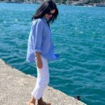 Başak Sayan Instagram - Bugünlerde o kadar çok insan hayattan keyif alamadıklarını, her şeyin boş geldiğini söylüyor ki… Kendimizi bazen iyi bazen kötü hissetmemiz çok normaldir. Zira yaşamın karşımıza çıkardıkları ile mücadele ederken bu durum kaçınılmazdır. Ancak yaşanan bir zorluğu ya da engeli ıstırap haline getirmek bizim seçimimizdir. O durumla ilgili düşüncelerimiz ve bu düşüncelere tepki olarak ortaya çıkan duygularımız yaratırlar ıstırabı. O engel ya da zorluk yaşamın size dur ve bekle deme yoludur aslında. Ancak siz onu alır ve kendi başarısızlığınıza bağlar, eski anılarınızdan bir film yaratır ve zihninizde o filmi izleyip ona inanırsınız. Kendinizi başarısız, hiçbir şey yapamamış, başkaları hayallerinin peşinden koşarken yerinizde sayıyormuş gibi hissedersiniz. Oysa siz sadece zihinsel bir filme inanmış ve ona uygun davranıyorsunuzdur. Hemen kalkmalı, amacınızı belirlemeli, o amaç için bir eylem planı oluşturmalısınız. Diğer türlü günden güne içinizdeki o ışığın solduğunu görecek ve o son gün geldiğinde pişmanlık hissedeceğiniz tek duygu olacaktır. Haydi harekete geçmeye hazır mısınız?