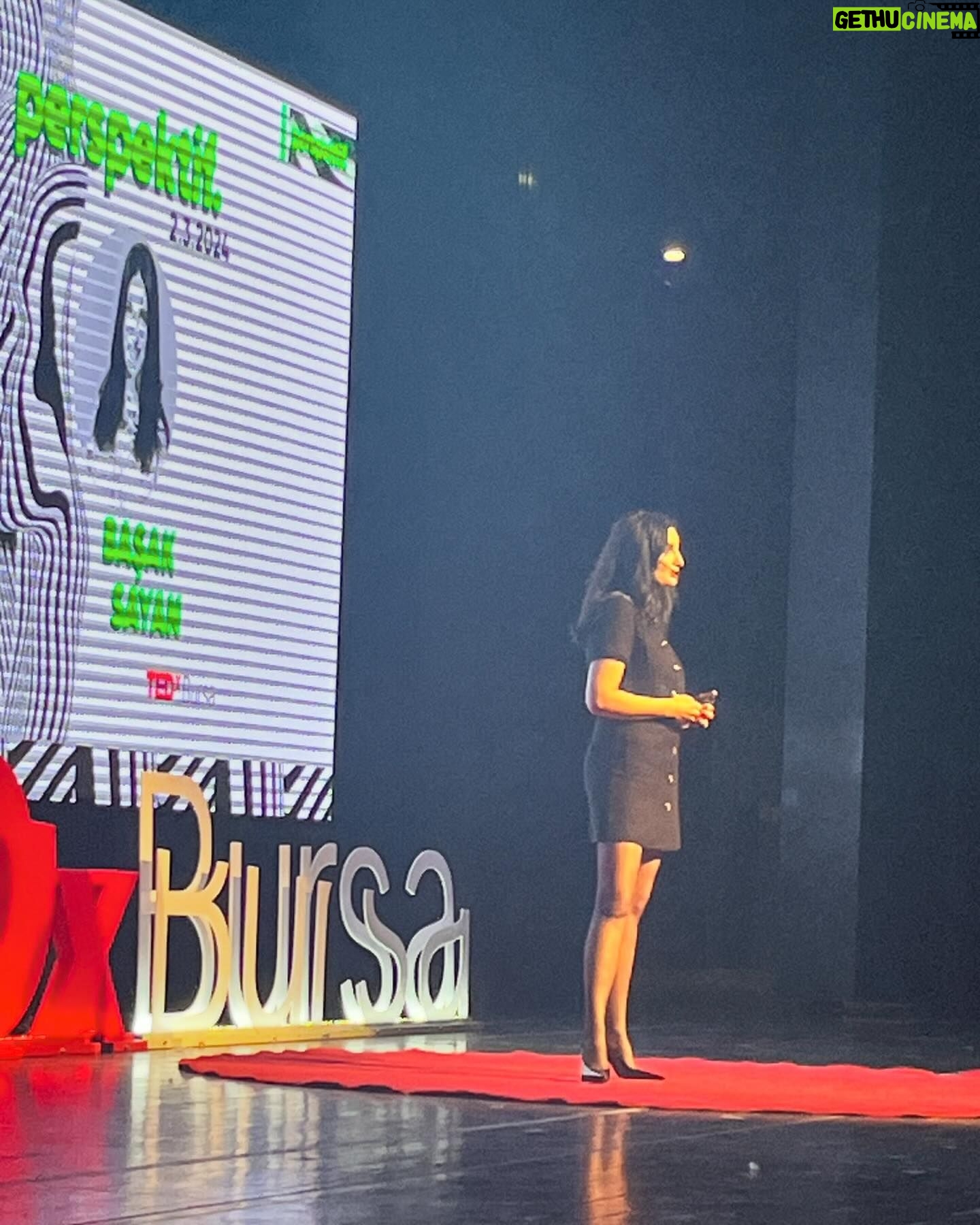 Başak Sayan Instagram - Bu güzel etkinlik için beni davet eden @tedxbursa ekibine emekleri için çok teşekkür ederim yeniden. Yazmak dışında hayatımın diğer tutkusu olan oyunculuğa neden karar verdiğimin arka planındaki psikolojiyi, içimdeki hangi bastırdığım yanların bu seçimimi gerçekleştirmeme neden olduğunu ve o parçamı nasıl iyileştirdiğimi anlattım elimden geldiğince 18 dakika içinde. Dünyayı değiştirmek imkansızdır. Ancak biz değişirsek her şey değişir. Ve o değişim kişinin ilk önce kendi içine doğru bir yolculuğa çıkması, içinde sakladığı gizlediği tüm yanlarını fark etmesi, bunların onu sürüklediği savunma stratejilerini keşfetmesi ve onları dönüştürmesi ile mümkündür. Zor ama imkansız değil. Yeter ki yola çıkmaya niyetli olalım…