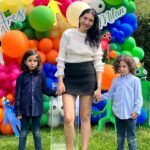 Başak Sayan Instagram - Her nisan ayı benim için olağanüstü geçer. Çünkü nisan ayında Ares ile Milan doğdu. Bu seneki doğumgünleri de öyle güzel geçti ki eminim ileride gülümseyerek hatırlayacaklar. Bazı insanlar vardır, sizin mutlu anlarınızı daha da güzelleştirmek için ellerinden geleni yaparlar. Bu anlamda çok şanslıyım çünkü bu özel günün her anının arkasında inanılmaz tatlı ve işlerini çok iyi yapan insanlar vardı. Pastamızı her sene olduğu gibi @tadimtuzum Hande Hanım yaptı. Yaptığı pastalar sadece sanat eseri değil nasıl lezzetli size anlatamam. Bir seferinde kıyamamıştım pastasını kesmeye o derece düşünün🙂 Üstelik içine kattığı her şey organik ve benden çok çocukları düşünüyor her zaman. Süsleme ve parti organizasyonu @canconceptt Gülşah Hanım ile eşi yaptı. Öyle harika planlamışlar ki ağzım açık kaldı onları izlerken. Bu kadarını hayal etmemiştim dedim. Çocuklar nasıl eğlendiler anlatamam. Nasıl teşekkür edeceğimi bilemiyorum bu iki harika kadına. Sizi tanıdığım için şanslıyım gerçekten de. Bir gün ancak bu kadar unutulmaz ve anlamlı kılınabilirdi. Minnettarım… Ve sevgili @sihirlipalyacolar size de çok teşekkürler. Her sene olduğu gibi bu sene de çocukları çok mutlu ettiniz. Büyüdüklerinde bu anları hatırlayıp gülümseyecekler ya, benden mutlusu yok. Ebeveyn olmak biraz da bu değil mi? Evlatların içine tarihe not düşmek. Onlar için an biriktirmek. İyi ki doğdunuz can parçalarım. İti ki varsınız. Yaşamım sayenizde daha çok anlam kazandı. Sizsiz bir hayat düşünemiyorum asla. Sizi nasıl seviyorum asla tahmin edemezsiniz. Canlarım… @milan_vardal @aresvardal