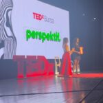 Başak Sayan Instagram – Bu güzel etkinlik için beni davet eden @tedxbursa ekibine emekleri için çok teşekkür ederim yeniden. Yazmak dışında hayatımın diğer tutkusu olan oyunculuğa neden karar verdiğimin arka planındaki psikolojiyi, içimdeki hangi bastırdığım yanların bu seçimimi gerçekleştirmeme neden olduğunu ve o parçamı nasıl iyileştirdiğimi anlattım elimden geldiğince 18 dakika içinde. Dünyayı değiştirmek imkansızdır. Ancak biz değişirsek her şey değişir. Ve o değişim kişinin ilk önce kendi içine doğru bir yolculuğa çıkması, içinde sakladığı gizlediği tüm yanlarını fark etmesi, bunların onu sürüklediği savunma stratejilerini keşfetmesi ve onları dönüştürmesi ile mümkündür. Zor ama imkansız değil. Yeter ki yola çıkmaya niyetli olalım…