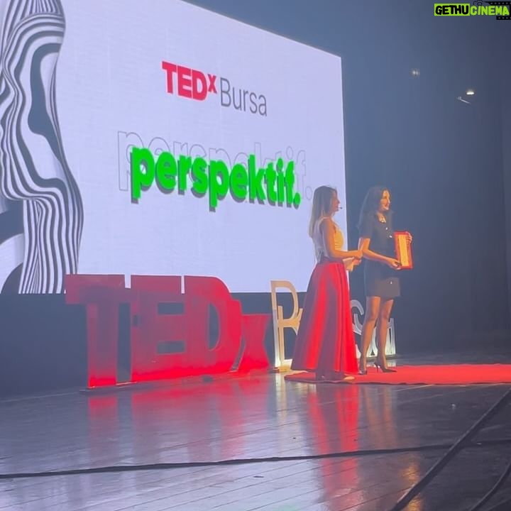 Başak Sayan Instagram - Bu güzel etkinlik için beni davet eden @tedxbursa ekibine emekleri için çok teşekkür ederim yeniden. Yazmak dışında hayatımın diğer tutkusu olan oyunculuğa neden karar verdiğimin arka planındaki psikolojiyi, içimdeki hangi bastırdığım yanların bu seçimimi gerçekleştirmeme neden olduğunu ve o parçamı nasıl iyileştirdiğimi anlattım elimden geldiğince 18 dakika içinde. Dünyayı değiştirmek imkansızdır. Ancak biz değişirsek her şey değişir. Ve o değişim kişinin ilk önce kendi içine doğru bir yolculuğa çıkması, içinde sakladığı gizlediği tüm yanlarını fark etmesi, bunların onu sürüklediği savunma stratejilerini keşfetmesi ve onları dönüştürmesi ile mümkündür. Zor ama imkansız değil. Yeter ki yola çıkmaya niyetli olalım…