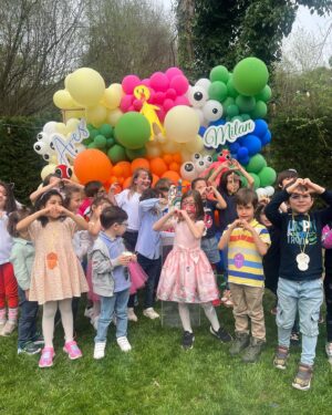 Başak Sayan Instagram - Her nisan ayı benim için olağanüstü geçer. Çünkü nisan ayında Ares ile Milan doğdu. Bu seneki doğumgünleri de öyle güzel geçti ki eminim ileride gülümseyerek hatırlayacaklar. Bazı insanlar vardır, sizin mutlu anlarınızı daha da güzelleştirmek için ellerinden geleni yaparlar. Bu anlamda çok şanslıyım çünkü bu özel günün her anının arkasında inanılmaz tatlı ve işlerini çok iyi yapan insanlar vardı. Pastamızı her sene olduğu gibi @tadimtuzum Hande Hanım yaptı. Yaptığı pastalar sadece sanat eseri değil nasıl lezzetli size anlatamam. Bir seferinde kıyamamıştım pastasını kesmeye o derece düşünün🙂 Üstelik içine kattığı her şey organik ve benden çok çocukları düşünüyor her zaman. Süsleme ve parti organizasyonu @canconceptt Gülşah Hanım ile eşi yaptı. Öyle harika planlamışlar ki ağzım açık kaldı onları izlerken. Bu kadarını hayal etmemiştim dedim. Çocuklar nasıl eğlendiler anlatamam. Nasıl teşekkür edeceğimi bilemiyorum bu iki harika kadına. Sizi tanıdığım için şanslıyım gerçekten de. Bir gün ancak bu kadar unutulmaz ve anlamlı kılınabilirdi. Minnettarım…  Ve sevgili @sihirlipalyacolar size de çok teşekkürler. Her sene olduğu gibi bu sene de çocukları çok mutlu ettiniz. Büyüdüklerinde bu anları hatırlayıp gülümseyecekler ya, benden mutlusu yok. Ebeveyn olmak biraz da bu değil mi? Evlatların içine tarihe not düşmek. Onlar için an biriktirmek. İyi ki doğdunuz can parçalarım. İti ki varsınız. Yaşamım sayenizde daha çok anlam kazandı. Sizsiz bir hayat düşünemiyorum asla. Sizi nasıl seviyorum asla tahmin edemezsiniz. Canlarım… @milan_vardal @aresvardal