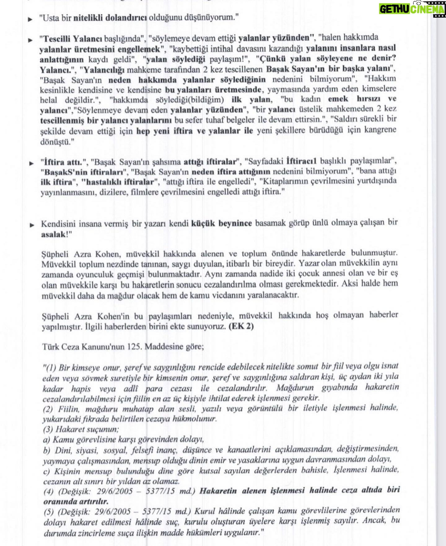 Başak Sayan Instagram - Son 2 gündür her sabah şaşkınlık içinde uyanıyorum. Zira durduk yere yapılan ve önce seviyesizliği nedeniyle özür dileyip sonra tepkiler üzerine silinen fotoğrafım üzerinden bir dolu yalan okumak insanı hayrete düşürüyor. Dün davayı kazandığını, benim de halen sürdüğü yalanını söylediğimi iddia etmişti. Avukatım Zekeriya Bey’den davaların belgelerini bana yollamasını istedikten saatler sonra kendini yalanlayıp yurtdışındaki başarısızlıkların nedenini şu anda sürmekte olan intihal davasına bağlanış ve yayınevleri süren bir intihal davasında çeviri yaptırmıyorlar demiş. Madem ortada kazanılan bir dava var neden böyle oluyor diye de bir kişi sormamış. Ben işin aslını anlatayım: Davamız 2017 senesinden beri sürüyor. O tarihte birbirimize açtığımız intihal davalarını ( yani ben intihal var araştırılsın derken o yoktur araştırılsın diyerek dava açtı ) hakim birleştirip tek dava yaptı. Davayı onun açtığı da yalan. Karşılıklı açılmış davalar ve arada çok kısa bir süre var. Bu davaya 5 edebiyat profesörü atanmadı. Bu da yalan. Bir edebiyat bölümünde çalışan doçent, senarist, bilişim uzmanı, FSEK uzmanından oluşuyordu heyet. Benzerlik araştırmasını içlerinden bir kişi araştırdı yani. Diğerleri kendi konularıyla alakalı yorum yaptılar. Bilgisayar incelemesi, senaryo incelemesi gibi teknik konular. Sonuç bizim açımızdan olumsuz olunca itiraz ettik. İki tarafa da kimliği açıklanmayan bir kişinin bu araştırmayı yapması gerekir aslında. Ama Türkiye’de öyle değil. Hakim yeni bir heyet kurmayı istemedi, bir üst mahkeme ilgilensin diyerek manevi tazminata hükmetti. Biz de hemen bir üst mahkemeye başvurduk. Mahkeme halen devam etmekte. Bir davada nihai karar verilmeden o davanın sonucu hakkında konuşulmaz. Pek çok dava istinafta ve yargıtayda farklı sonuçlanmıştır. Bu davanın sonuçlanması en iyi ihtimalle 3 sene sonra olur. Kaldı ki ben verilecek karar ne olursa olsun iddiamın arkasında durmaya devam edeceğim. Daha iki sene evvel çok başarılı bir yönetmen Bağlanma Korkusu’nu film yapmak istedi. Türkiye’nin en büyük yapım şirketlerinden biri ile. Aylarca toplantılar yapıldı ama yapım şirketi Fi ile benzerliği nedeniyle yapmaktan vazgeçti. DEVAMI YORUMLARDA 👇🏻