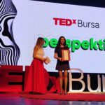 Başak Sayan Instagram - Bu güzel etkinlik için beni davet eden @tedxbursa ekibine emekleri için çok teşekkür ederim yeniden. Yazmak dışında hayatımın diğer tutkusu olan oyunculuğa neden karar verdiğimin arka planındaki psikolojiyi, içimdeki hangi bastırdığım yanların bu seçimimi gerçekleştirmeme neden olduğunu ve o parçamı nasıl iyileştirdiğimi anlattım elimden geldiğince 18 dakika içinde. Dünyayı değiştirmek imkansızdır. Ancak biz değişirsek her şey değişir. Ve o değişim kişinin ilk önce kendi içine doğru bir yolculuğa çıkması, içinde sakladığı gizlediği tüm yanlarını fark etmesi, bunların onu sürüklediği savunma stratejilerini keşfetmesi ve onları dönüştürmesi ile mümkündür. Zor ama imkansız değil. Yeter ki yola çıkmaya niyetli olalım…