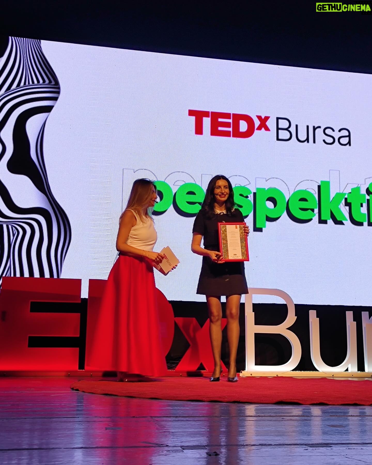 Başak Sayan Instagram - Bu güzel etkinlik için beni davet eden @tedxbursa ekibine emekleri için çok teşekkür ederim yeniden. Yazmak dışında hayatımın diğer tutkusu olan oyunculuğa neden karar verdiğimin arka planındaki psikolojiyi, içimdeki hangi bastırdığım yanların bu seçimimi gerçekleştirmeme neden olduğunu ve o parçamı nasıl iyileştirdiğimi anlattım elimden geldiğince 18 dakika içinde. Dünyayı değiştirmek imkansızdır. Ancak biz değişirsek her şey değişir. Ve o değişim kişinin ilk önce kendi içine doğru bir yolculuğa çıkması, içinde sakladığı gizlediği tüm yanlarını fark etmesi, bunların onu sürüklediği savunma stratejilerini keşfetmesi ve onları dönüştürmesi ile mümkündür. Zor ama imkansız değil. Yeter ki yola çıkmaya niyetli olalım…