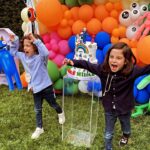 Başak Sayan Instagram - Her nisan ayı benim için olağanüstü geçer. Çünkü nisan ayında Ares ile Milan doğdu. Bu seneki doğumgünleri de öyle güzel geçti ki eminim ileride gülümseyerek hatırlayacaklar. Bazı insanlar vardır, sizin mutlu anlarınızı daha da güzelleştirmek için ellerinden geleni yaparlar. Bu anlamda çok şanslıyım çünkü bu özel günün her anının arkasında inanılmaz tatlı ve işlerini çok iyi yapan insanlar vardı. Pastamızı her sene olduğu gibi @tadimtuzum Hande Hanım yaptı. Yaptığı pastalar sadece sanat eseri değil nasıl lezzetli size anlatamam. Bir seferinde kıyamamıştım pastasını kesmeye o derece düşünün🙂 Üstelik içine kattığı her şey organik ve benden çok çocukları düşünüyor her zaman. Süsleme ve parti organizasyonu @canconceptt Gülşah Hanım ile eşi yaptı. Öyle harika planlamışlar ki ağzım açık kaldı onları izlerken. Bu kadarını hayal etmemiştim dedim. Çocuklar nasıl eğlendiler anlatamam. Nasıl teşekkür edeceğimi bilemiyorum bu iki harika kadına. Sizi tanıdığım için şanslıyım gerçekten de. Bir gün ancak bu kadar unutulmaz ve anlamlı kılınabilirdi. Minnettarım… Ve sevgili @sihirlipalyacolar size de çok teşekkürler. Her sene olduğu gibi bu sene de çocukları çok mutlu ettiniz. Büyüdüklerinde bu anları hatırlayıp gülümseyecekler ya, benden mutlusu yok. Ebeveyn olmak biraz da bu değil mi? Evlatların içine tarihe not düşmek. Onlar için an biriktirmek. İyi ki doğdunuz can parçalarım. İti ki varsınız. Yaşamım sayenizde daha çok anlam kazandı. Sizsiz bir hayat düşünemiyorum asla. Sizi nasıl seviyorum asla tahmin edemezsiniz. Canlarım… @milan_vardal @aresvardal