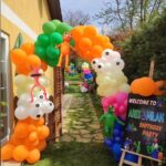 Başak Sayan Instagram - Her nisan ayı benim için olağanüstü geçer. Çünkü nisan ayında Ares ile Milan doğdu. Bu seneki doğumgünleri de öyle güzel geçti ki eminim ileride gülümseyerek hatırlayacaklar. Bazı insanlar vardır, sizin mutlu anlarınızı daha da güzelleştirmek için ellerinden geleni yaparlar. Bu anlamda çok şanslıyım çünkü bu özel günün her anının arkasında inanılmaz tatlı ve işlerini çok iyi yapan insanlar vardı. Pastamızı her sene olduğu gibi @tadimtuzum Hande Hanım yaptı. Yaptığı pastalar sadece sanat eseri değil nasıl lezzetli size anlatamam. Bir seferinde kıyamamıştım pastasını kesmeye o derece düşünün🙂 Üstelik içine kattığı her şey organik ve benden çok çocukları düşünüyor her zaman. Süsleme ve parti organizasyonu @canconceptt Gülşah Hanım ile eşi yaptı. Öyle harika planlamışlar ki ağzım açık kaldı onları izlerken. Bu kadarını hayal etmemiştim dedim. Çocuklar nasıl eğlendiler anlatamam. Nasıl teşekkür edeceğimi bilemiyorum bu iki harika kadına. Sizi tanıdığım için şanslıyım gerçekten de. Bir gün ancak bu kadar unutulmaz ve anlamlı kılınabilirdi. Minnettarım… Ve sevgili @sihirlipalyacolar size de çok teşekkürler. Her sene olduğu gibi bu sene de çocukları çok mutlu ettiniz. Büyüdüklerinde bu anları hatırlayıp gülümseyecekler ya, benden mutlusu yok. Ebeveyn olmak biraz da bu değil mi? Evlatların içine tarihe not düşmek. Onlar için an biriktirmek. İyi ki doğdunuz can parçalarım. İti ki varsınız. Yaşamım sayenizde daha çok anlam kazandı. Sizsiz bir hayat düşünemiyorum asla. Sizi nasıl seviyorum asla tahmin edemezsiniz. Canlarım… @milan_vardal @aresvardal