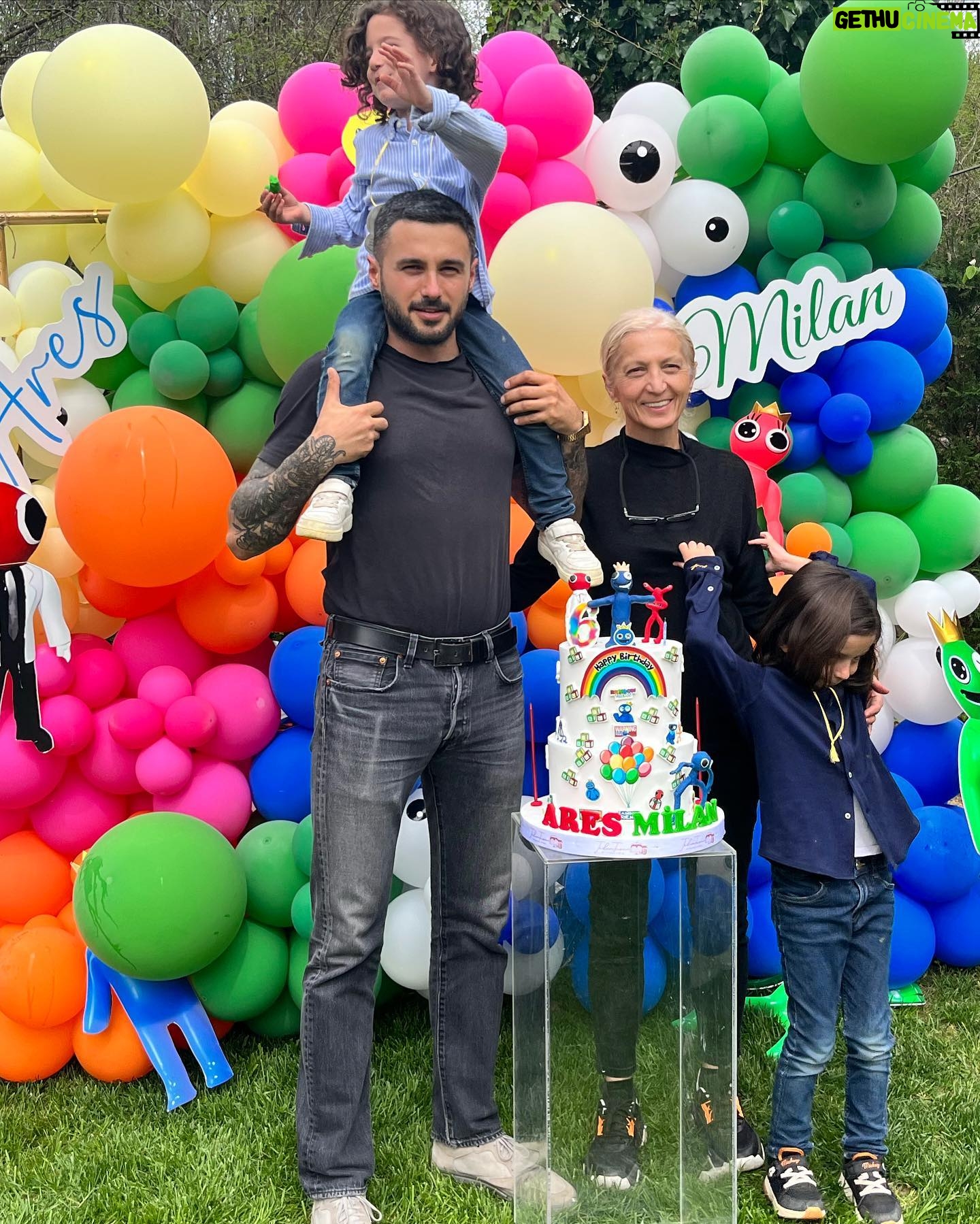 Başak Sayan - 4.8K Likes - Her nisan ayı benim için olağanüstü geçer. Çünkü nisan ayında Ares ile Milan doğdu. Bu seneki doğumgünleri de öyle güzel geçti ki eminim ileride gülümseyerek hatırlayacaklar. Bazı insanlar vardır, sizin mutlu anlarınızı daha da güzelleştirmek için ellerinden geleni yaparlar. Bu anlamda çok şanslıyım çünkü bu özel günün her anının arkasında inanılmaz tatlı ve işlerini çok iyi yapan insanlar vardı. Pastamızı her sene olduğu gibi @tadimtuzum Hande Hanım yaptı. Yaptığı pastalar sadece sanat eseri değil nasıl lezzetli size anlatamam. Bir seferinde kıyamamıştım pastasını kesmeye o derece düşünün🙂 Üstelik içine kattığı her şey organik ve benden çok çocukları düşünüyor her zaman. Süsleme ve parti organizasyonu @canconceptt Gülşah Hanım ile eşi yaptı. Öyle harika planlamışlar ki ağzım açık kaldı onları izlerken. Bu kadarını hayal etmemiştim dedim. Çocuklar nasıl eğlendiler anlatamam. Nasıl teşekkür edeceğimi bilemiyorum bu iki harika kadına. Sizi tanıdığım için şanslıyım gerçekten de. Bir gün ancak bu kadar unutulmaz ve anlamlı kılınabilirdi. Minnettarım… Ve sevgili @sihirlipalyacolar size de çok teşekkürler. Her sene olduğu gibi bu sene de çocukları çok mutlu ettiniz. Büyüdüklerinde bu anları hatırlayıp gülümseyecekler ya, benden mutlusu yok. Ebeveyn olmak biraz da bu değil mi? Evlatların içine tarihe not düşmek. Onlar için an biriktirmek. İyi ki doğdunuz can parçalarım. İti ki varsınız. Yaşamım sayenizde daha çok anlam kazandı. Sizsiz bir hayat düşünemiyorum asla. Sizi nasıl seviyorum asla tahmin edemezsiniz. Canlarım… @milan_vardal @aresvardal