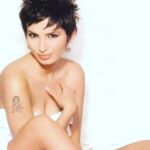 Başak Sayan Instagram – Bir kadının hemcinsini eril bir dille kadın bedeni üzerinden karalama çabasına cevaben: Bu fotoğraf yanılmıyorsam 2001 senesinde çekildi.
Mesleğin başındayken.
Yaşım 23. 
Şamdan dergisine.
O zamanlar neredeyse tüm tanınmış oyuncular,
şarkıcılar herkes o dergiye röportaj veriyor.
Haliyle ben de.
O kadar iyi oldu mu bilmem ama ben o zaman da çok sevmiştim,
şimdi de.
Tek fark o zamanki Başak’ın endişelerine ve korkularına şefkatle bakabiliyorum. Dün avukatım Zekeriya Bey bana Azra Kohen’in bu fotoğrafım ile paylaştığı ve beni küçük düşürmeyi amaçladığı görselleri yollayınca şaşırdım. 
“Seviyesiz” bir fotoğraf paylaştığı için özür dilemiş. Fotoğrafın seviyesini beğenmediğim tek yanı saçlarım. Keşke hiç kestirmeseydim, çok daha estetik dururdu :) Ne oldu da saldırıya geçti acaba durduk yerde dedim. Önce yazdığı ve neredeyse hepsi yalan olan sözleri nedeniyle öfkelendim. 
Ama bir kaç saniye sürdü bu. 

Bir kadın olarak kadın haklarından dem vurup kendi hemcinsine eril bir dille, ahlak bekçiliği yaparak bu şekilde saldırmasından dolayı içine düştüğü derin çaresizliği anladım ve onun adına üzüldüm. O kadar çaresiz ki bunu yaparak hemen hemen bütün kadınları ( oyuncu veya değil ) kendi çıkarları için küçük düşürmeye çalışma gafletinde bulunmuş. Oluşturmaya çalıştığı kanaat önderi maskesini kendi kendine düşürmüş oldu. Bu şekilde gündeme gelme çabaları da ayrıca üzücü tabi. 
İntihal davasında bir üst mahkemenin vereceği kararı henüz bilmiyoruz. Belki yeniden görülsün diyecek, belki onanacak. Üstelik sonrasında bir de yargıtay süreci var. Yani mahkeme devam ediyor. Tanışma hikayemiz de inanılmaz bir kurgu. Aynı yayınevinde aynı anda tesadüfen bulunduğumuz bir anda yayıncımız tarafından tanıştırıldık. Elbette tebrik ettim,çünkü o bir yazar. Kitabı henüz okumamıştım ama almıştım. Yanımda değildi ne yazık ki, çünkü orada karşılaşacağımızı bilmiyordum. Yanımda olsaydı imzalatırdım da. Adettendir çünkü. Ama okumuş olsaydım aynı şekilde davranır mıydım bilmem. Kapıda beklemeler falan, nasıl inanılmaz bir hayal gücü, tebrikler. Kapısında bekleyeceğim yazarlar var elbette. Bana ışık olan, yol gösteren. Ancak kendisi onlardan biri değil. DEVAMI YORUMLARDA👇🏻