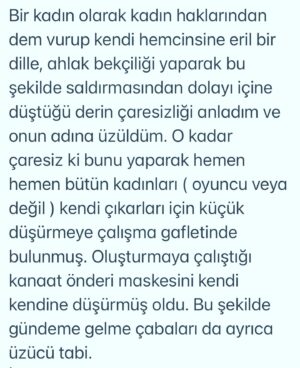 Başak Sayan Instagram - Bir kadının hemcinsini eril bir dille kadın bedeni üzerinden karalama çabasına cevaben: Bu fotoğraf yanılmıyorsam 2001 senesinde çekildi.
Mesleğin başındayken.
Yaşım 23. 
Şamdan dergisine.
O zamanlar neredeyse tüm tanınmış oyuncular,
şarkıcılar herkes o dergiye röportaj veriyor.
Haliyle ben de.
O kadar iyi oldu mu bilmem ama ben o zaman da çok sevmiştim,
şimdi de.
Tek fark o zamanki Başak’ın endişelerine ve korkularına şefkatle bakabiliyorum. Dün avukatım Zekeriya Bey bana Azra Kohen’in bu fotoğrafım ile paylaştığı ve beni küçük düşürmeyi amaçladığı görselleri yollayınca şaşırdım. 
“Seviyesiz” bir fotoğraf paylaştığı için özür dilemiş. Fotoğrafın seviyesini beğenmediğim tek yanı saçlarım. Keşke hiç kestirmeseydim, çok daha estetik dururdu :) Ne oldu da saldırıya geçti acaba durduk yerde dedim. Önce yazdığı ve neredeyse hepsi yalan olan sözleri nedeniyle öfkelendim. 
Ama bir kaç saniye sürdü bu. 

Bir kadın olarak kadın haklarından dem vurup kendi hemcinsine eril bir dille, ahlak bekçiliği yaparak bu şekilde saldırmasından dolayı içine düştüğü derin çaresizliği anladım ve onun adına üzüldüm. O kadar çaresiz ki bunu yaparak hemen hemen bütün kadınları ( oyuncu veya değil ) kendi çıkarları için küçük düşürmeye çalışma gafletinde bulunmuş. Oluşturmaya çalıştığı kanaat önderi maskesini kendi kendine düşürmüş oldu. Bu şekilde gündeme gelme çabaları da ayrıca üzücü tabi. 
İntihal davasında bir üst mahkemenin vereceği kararı henüz bilmiyoruz. Belki yeniden görülsün diyecek, belki onanacak. Üstelik sonrasında bir de yargıtay süreci var. Yani mahkeme devam ediyor. Tanışma hikayemiz de inanılmaz bir kurgu. Aynı yayınevinde aynı anda tesadüfen bulunduğumuz bir anda yayıncımız tarafından tanıştırıldık. Elbette tebrik ettim,çünkü o bir yazar. Kitabı henüz okumamıştım ama almıştım. Yanımda değildi ne yazık ki, çünkü orada karşılaşacağımızı bilmiyordum. Yanımda olsaydı imzalatırdım da. Adettendir çünkü. Ama okumuş olsaydım aynı şekilde davranır mıydım bilmem. Kapıda beklemeler falan, nasıl inanılmaz bir hayal gücü, tebrikler. Kapısında bekleyeceğim yazarlar var elbette. Bana ışık olan, yol gösteren. Ancak kendisi onlardan biri değil. DEVAMI YORUMLARDA👇🏻
