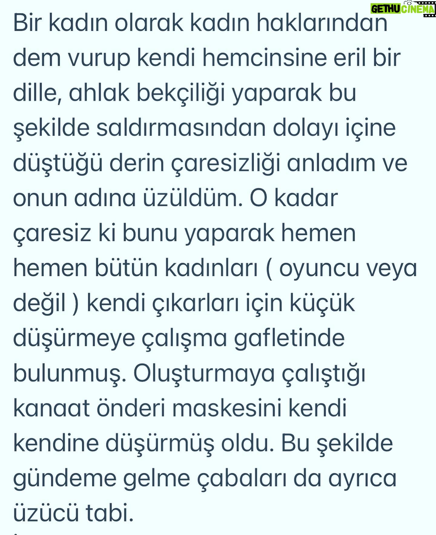 Başak Sayan - 8.2K Likes - Bir kadının hemcinsini eril bir dille kadın bedeni üzerinden karalama çabasına cevaben: Bu fotoğraf yanılmıyorsam 2001 senesinde çekildi.
Mesleğin başındayken.
Yaşım 23.
Şamdan dergisine.
O zamanlar neredeyse tüm tanınmış oyuncular,
şarkıcılar herkes o dergiye röportaj veriyor.
Haliyle ben de.
O kadar iyi oldu mu bilmem ama ben o zaman da çok sevmiştim,
şimdi de.
Tek fark o zamanki Başak’ın endişelerine ve korkularına şefkatle bakabiliyorum. Dün avukatım Zekeriya Bey bana Azra Kohen’in bu fotoğrafım ile paylaştığı ve beni küçük düşürmeyi amaçladığı görselleri yollayınca şaşırdım.
“Seviyesiz” bir fotoğraf paylaştığı için özür dilemiş. Fotoğrafın seviyesini beğenmediğim tek yanı saçlarım. Keşke hiç kestirmeseydim, çok daha estetik dururdu :) Ne oldu da saldırıya geçti acaba durduk yerde dedim. Önce yazdığı ve neredeyse hepsi yalan olan sözleri nedeniyle öfkelendim.
Ama bir kaç saniye sürdü bu.
Bir kadın olarak kadın haklarından dem vurup kendi hemcinsine eril bir dille, ahlak bekçiliği yaparak bu şekilde saldırmasından dolayı içine düştüğü derin çaresizliği anladım ve onun adına üzüldüm. O kadar çaresiz ki bunu yaparak hemen hemen bütün kadınları ( oyuncu veya değil ) kendi çıkarları için küçük düşürmeye çalışma gafletinde bulunmuş. Oluşturmaya çalıştığı kanaat önderi maskesini kendi kendine düşürmüş oldu. Bu şekilde gündeme gelme çabaları da ayrıca üzücü tabi.
İntihal davasında bir üst mahkemenin vereceği kararı henüz bilmiyoruz. Belki yeniden görülsün diyecek, belki onanacak. Üstelik sonrasında bir de yargıtay süreci var. Yani mahkeme devam ediyor. Tanışma hikayemiz de inanılmaz bir kurgu. Aynı yayınevinde aynı anda tesadüfen bulunduğumuz bir anda yayıncımız tarafından tanıştırıldık. Elbette tebrik ettim,çünkü o bir yazar. Kitabı henüz okumamıştım ama almıştım. Yanımda değildi ne yazık ki, çünkü orada karşılaşacağımızı bilmiyordum. Yanımda olsaydı imzalatırdım da. Adettendir çünkü. Ama okumuş olsaydım aynı şekilde davranır mıydım bilmem. Kapıda beklemeler falan, nasıl inanılmaz bir hayal gücü, tebrikler. Kapısında bekleyeceğim yazarlar var elbette. Bana ışık olan, yol gösteren. Ancak kendisi onlardan biri değil. DEVAMI YORUMLARDA👇🏻