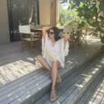 Başak Sayan Instagram - Çok değil iki asır önce tatil diye bir kavram yoktu. Britanya’da bir grup işçinin ve onların işvereninin anlaşması sonucu ortaya çıkan tatil kavramı günümüze gelene kadar elbette epey değişti. Uzadı da uzadı. Hiçbir zaman çok fazla “salamayan” ve tatil yapamayan biri olarak uzun zamandır hiç olmadı kadar saldığımı ve rahatladığımı söyleyebilirim. İlk başta bir iki gün kalır döneriz derken biraz uzattık. Bunda kaldığımız yer @zayacesme ‘nin ve burayı bana “mutlaka git bayılacaksın, odalar denize sıfır, lavanta bahçelerinin ortasında, deniz cam gibi, hiç dalga yok, tam sizlik” diye öneren arkadaşım @sebnemisgor ‘ün etkisi büyük. Hem biz hem çocuklar günlük rutinlerimizden uzaklaştık. Uzaklaşınca haliyle günlük sorunlar da unutuluyor. Bu kadar salmama yardım ettikleri için teşekkürler. Umarım siz de salacak bir zaman yaratabilirsiniz kendinize. Çünkü salmak da dengenin bir parçası. Günaydın❤️🙂 #tavsiye ama #reklam yazmak zorundaymışız her öneri için.