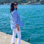 Başak Sayan Instagram - Bugünlerde o kadar çok insan hayattan keyif alamadıklarını, her şeyin boş geldiğini söylüyor ki… Kendimizi bazen iyi bazen kötü hissetmemiz çok normaldir. Zira yaşamın karşımıza çıkardıkları ile mücadele ederken bu durum kaçınılmazdır. Ancak yaşanan bir zorluğu ya da engeli ıstırap haline getirmek bizim seçimimizdir. O durumla ilgili düşüncelerimiz ve bu düşüncelere tepki olarak ortaya çıkan duygularımız yaratırlar ıstırabı. O engel ya da zorluk yaşamın size dur ve bekle deme yoludur aslında. Ancak siz onu alır ve kendi başarısızlığınıza bağlar, eski anılarınızdan bir film yaratır ve zihninizde o filmi izleyip ona inanırsınız. Kendinizi başarısız, hiçbir şey yapamamış, başkaları hayallerinin peşinden koşarken yerinizde sayıyormuş gibi hissedersiniz. Oysa siz sadece zihinsel bir filme inanmış ve ona uygun davranıyorsunuzdur. Hemen kalkmalı, amacınızı belirlemeli, o amaç için bir eylem planı oluşturmalısınız. Diğer türlü günden güne içinizdeki o ışığın solduğunu görecek ve o son gün geldiğinde pişmanlık hissedeceğiniz tek duygu olacaktır. Haydi harekete geçmeye hazır mısınız?