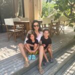 Başak Sayan Instagram - Çok değil iki asır önce tatil diye bir kavram yoktu. Britanya’da bir grup işçinin ve onların işvereninin anlaşması sonucu ortaya çıkan tatil kavramı günümüze gelene kadar elbette epey değişti. Uzadı da uzadı. Hiçbir zaman çok fazla “salamayan” ve tatil yapamayan biri olarak uzun zamandır hiç olmadı kadar saldığımı ve rahatladığımı söyleyebilirim. İlk başta bir iki gün kalır döneriz derken biraz uzattık. Bunda kaldığımız yer @zayacesme ‘nin ve burayı bana “mutlaka git bayılacaksın, odalar denize sıfır, lavanta bahçelerinin ortasında, deniz cam gibi, hiç dalga yok, tam sizlik” diye öneren arkadaşım @sebnemisgor ‘ün etkisi büyük. Hem biz hem çocuklar günlük rutinlerimizden uzaklaştık. Uzaklaşınca haliyle günlük sorunlar da unutuluyor. Bu kadar salmama yardım ettikleri için teşekkürler. Umarım siz de salacak bir zaman yaratabilirsiniz kendinize. Çünkü salmak da dengenin bir parçası. Günaydın❤️🙂 #tavsiye ama #reklam yazmak zorundaymışız her öneri için.