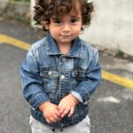 Başak Sayan Instagram – Bundan tam 7 sene evvel bugün kucağıma aldım sizi. Ne o zaman, ne de öncesinde böylesi bir sevginin var olabileceğini hiç bilmezdim. Ben değil önce sen demenin, hiçbir karşılık beklemeden sınırsızca sevmenin ve vermenin,  bir başkası için nefes almanın, her durumda kendini değil bir başkasını düşünmenin ve gerçek sevginin ne demek olduğunu sizin sayenizde öğrendim. Anne babalar çocuklarını yetiştirdiklerini zannederler. Oysa çocuklar o anne babalarına bir şeyler öğretirler. O aileye doğmaları tesadüf değildir. Bana hayat amacımı gösterdiğiniz için de binlerce teşekkür ederim. Sizi öyle çok seviyorum ki bunu tarif edecek bir kelimeyi henüz bulmadı insanoğlu. Tek bildiğim beni seçtiğiniz için minnet doluyum. İyi ki doğdunuz yavrularım. İyi ki bizi seçip geldiniz. Daha nice yaşlara, hep beraber, sağlıkla ve mutlulukla inşallah. Happy birthday❤️ @aresvardal  @milan_vardal