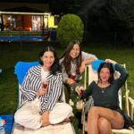Başak Sayan Instagram - İnsan yaşadığı çoğu anın farkında değildir. Ne yediğinin, ne içtiğinin, ne yürüdüğünün, ne çocuklarıyla ve ailesiyle olduğu anların. Hatta çoğu zaman seviştiği, okuduğu, izlediği anlarda dahi orada değildir. Zihni hep bir şeylerle meşgul olduğundan, yaşadığı neredeyse her anı kaçırır. Bedeni orada olsa bile zihni başka yerdedir. Yani ev sahibi o evde yoktur. Yaşamın sonuna geldiğinde çoğu insanın hiç yaşamamış gibi hissetmesinin nedeni de budur. Bir gece evvel komşumuzun bahçesinde dostlarla birlikte açık hava sineması ile çok güzel bir film izlerken bunları düşündüm. Freddy Mercury’nin hayatını izlerken kısa ama her anı gerçekten yaşanmış bir hayat mı yaşamaya değer bir hayattır yoksa uzun ama hiç yaşanmamış, her anı geçmişe ya da geleceğe dair bir düşünce ile kaybedilmiş bir hayat mı diye geçirdim içimden. Sonra ana odaklandım. O ana odaklandığınızda ve düşüncelerin gelip gitmesini izleyip tanık olduğunuzda oluşan içsel sessizlik insana huzur veren bir dinginlik ve hemen ardından neşe yaratıyor. Bize acı veren olaylar değil, onlar hakkındaki düşüncelerimizdir. İşte bu anlarda insan bunu daha iyi anlıyor… Bu güzel gece için çok teşekkürler @keyifliyim … İyi ki bir aradaydık. @senemkaleli @nebilozgenturk @nehir_o.o Hayat her anını gerçekten yaşadıkça ve dostlarınla paylaştıkça güzel…