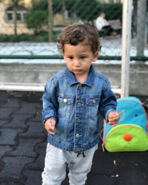 Başak Sayan Instagram - Bundan tam 7 sene evvel bugün kucağıma aldım sizi. Ne o zaman, ne de öncesinde böylesi bir sevginin var olabileceğini hiç bilmezdim. Ben değil önce sen demenin, hiçbir karşılık beklemeden sınırsızca sevmenin ve vermenin,  bir başkası için nefes almanın, her durumda kendini değil bir başkasını düşünmenin ve gerçek sevginin ne demek olduğunu sizin sayenizde öğrendim. Anne babalar çocuklarını yetiştirdiklerini zannederler. Oysa çocuklar o anne babalarına bir şeyler öğretirler. O aileye doğmaları tesadüf değildir. Bana hayat amacımı gösterdiğiniz için de binlerce teşekkür ederim. Sizi öyle çok seviyorum ki bunu tarif edecek bir kelimeyi henüz bulmadı insanoğlu. Tek bildiğim beni seçtiğiniz için minnet doluyum. İyi ki doğdunuz yavrularım. İyi ki bizi seçip geldiniz. Daha nice yaşlara, hep beraber, sağlıkla ve mutlulukla inşallah. Happy birthday❤️ @aresvardal  @milan_vardal