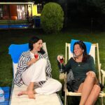 Başak Sayan Instagram - İnsan yaşadığı çoğu anın farkında değildir. Ne yediğinin, ne içtiğinin, ne yürüdüğünün, ne çocuklarıyla ve ailesiyle olduğu anların. Hatta çoğu zaman seviştiği, okuduğu, izlediği anlarda dahi orada değildir. Zihni hep bir şeylerle meşgul olduğundan, yaşadığı neredeyse her anı kaçırır. Bedeni orada olsa bile zihni başka yerdedir. Yani ev sahibi o evde yoktur. Yaşamın sonuna geldiğinde çoğu insanın hiç yaşamamış gibi hissetmesinin nedeni de budur. Bir gece evvel komşumuzun bahçesinde dostlarla birlikte açık hava sineması ile çok güzel bir film izlerken bunları düşündüm. Freddy Mercury’nin hayatını izlerken kısa ama her anı gerçekten yaşanmış bir hayat mı yaşamaya değer bir hayattır yoksa uzun ama hiç yaşanmamış, her anı geçmişe ya da geleceğe dair bir düşünce ile kaybedilmiş bir hayat mı diye geçirdim içimden. Sonra ana odaklandım. O ana odaklandığınızda ve düşüncelerin gelip gitmesini izleyip tanık olduğunuzda oluşan içsel sessizlik insana huzur veren bir dinginlik ve hemen ardından neşe yaratıyor. Bize acı veren olaylar değil, onlar hakkındaki düşüncelerimizdir. İşte bu anlarda insan bunu daha iyi anlıyor… Bu güzel gece için çok teşekkürler @keyifliyim … İyi ki bir aradaydık. @senemkaleli @nebilozgenturk @nehir_o.o Hayat her anını gerçekten yaşadıkça ve dostlarınla paylaştıkça güzel…