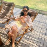 Başak Sayan Instagram - Çok değil iki asır önce tatil diye bir kavram yoktu. Britanya’da bir grup işçinin ve onların işvereninin anlaşması sonucu ortaya çıkan tatil kavramı günümüze gelene kadar elbette epey değişti. Uzadı da uzadı. Hiçbir zaman çok fazla “salamayan” ve tatil yapamayan biri olarak uzun zamandır hiç olmadı kadar saldığımı ve rahatladığımı söyleyebilirim. İlk başta bir iki gün kalır döneriz derken biraz uzattık. Bunda kaldığımız yer @zayacesme ‘nin ve burayı bana “mutlaka git bayılacaksın, odalar denize sıfır, lavanta bahçelerinin ortasında, deniz cam gibi, hiç dalga yok, tam sizlik” diye öneren arkadaşım @sebnemisgor ‘ün etkisi büyük. Hem biz hem çocuklar günlük rutinlerimizden uzaklaştık. Uzaklaşınca haliyle günlük sorunlar da unutuluyor. Bu kadar salmama yardım ettikleri için teşekkürler. Umarım siz de salacak bir zaman yaratabilirsiniz kendinize. Çünkü salmak da dengenin bir parçası. Günaydın❤️🙂 #tavsiye ama #reklam yazmak zorundaymışız her öneri için.