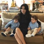 Başak Sayan Instagram - Bundan tam 7 sene evvel bugün kucağıma aldım sizi. Ne o zaman, ne de öncesinde böylesi bir sevginin var olabileceğini hiç bilmezdim. Ben değil önce sen demenin, hiçbir karşılık beklemeden sınırsızca sevmenin ve vermenin, bir başkası için nefes almanın, her durumda kendini değil bir başkasını düşünmenin ve gerçek sevginin ne demek olduğunu sizin sayenizde öğrendim. Anne babalar çocuklarını yetiştirdiklerini zannederler. Oysa çocuklar o anne babalarına bir şeyler öğretirler. O aileye doğmaları tesadüf değildir. Bana hayat amacımı gösterdiğiniz için de binlerce teşekkür ederim. Sizi öyle çok seviyorum ki bunu tarif edecek bir kelimeyi henüz bulmadı insanoğlu. Tek bildiğim beni seçtiğiniz için minnet doluyum. İyi ki doğdunuz yavrularım. İyi ki bizi seçip geldiniz. Daha nice yaşlara, hep beraber, sağlıkla ve mutlulukla inşallah. Happy birthday❤️ @aresvardal @milan_vardal