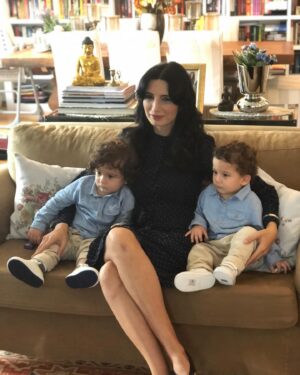 Başak Sayan Instagram - Bundan tam 7 sene evvel bugün kucağıma aldım sizi. Ne o zaman, ne de öncesinde böylesi bir sevginin var olabileceğini hiç bilmezdim. Ben değil önce sen demenin, hiçbir karşılık beklemeden sınırsızca sevmenin ve vermenin,  bir başkası için nefes almanın, her durumda kendini değil bir başkasını düşünmenin ve gerçek sevginin ne demek olduğunu sizin sayenizde öğrendim. Anne babalar çocuklarını yetiştirdiklerini zannederler. Oysa çocuklar o anne babalarına bir şeyler öğretirler. O aileye doğmaları tesadüf değildir. Bana hayat amacımı gösterdiğiniz için de binlerce teşekkür ederim. Sizi öyle çok seviyorum ki bunu tarif edecek bir kelimeyi henüz bulmadı insanoğlu. Tek bildiğim beni seçtiğiniz için minnet doluyum. İyi ki doğdunuz yavrularım. İyi ki bizi seçip geldiniz. Daha nice yaşlara, hep beraber, sağlıkla ve mutlulukla inşallah. Happy birthday❤️ @aresvardal  @milan_vardal