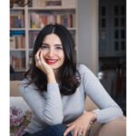 Başak Sayan Instagram - Bundan 3,5 sene önceydi. Bir sabah son on beş yılımı komple değiştiren, kendimi hep aynı yerde takılıp kalan bir filmin içindeymiş gibi hissetmeme neden olan ve senaryosu asla değişmeyen döngülerimi değiştirmemi sağlayan bilgileri sizlerle paylaşmaya karar vermiştim. Biliyordum ki neden hep aynı şeyleri yaşayıp duruyorum diyen çok insan vardı ve sorunun kendilerinden kaynaklı olduğunu bilmedikleri gibi nasıl bir çözüm bulacaklarını da bilmiyorlardı. Tıpkı benim gibi. Ben de bu yolda sayısız yol denemiş, eğitimler almış, öğrenmediğim disiplin, deneyimlemediğim tecrübe kalmamıştı. Elbette o sıralarda öğrenci hazır oluncaya kadar öğretmenin belirmeyeceğini bilmiyordum. Ama içimdeki bir ses en başından beri bana fısıldıyordu. “Burada senin göremediğin, algılayamadığın bir şeyler var.”Zira daha çocukken gözlerimin aslında her şeyi görmediğini, kulaklarımın her sesi duymadığını, var olan tüm boyutları algılayamadığımı öğrenmiştim. Gerçekliği bu kadar sınırlı algılıyorken başıma gelen şeylere nasıl kader diyebilirdim?Ve böylece girdiğim yol beni komple değiştirdi. Hayatım, ilişkilerim, kariyerim değişti. Elimdeki sihirli lambayı kullanmayı öğrenmiştim.Ve sizlerle paylaşmaya karar vermiştim. O günden bugüne burada hep beraber defalarca 21 günlük çalışmalar yaptık.Arkasından son kitabım “Sen Değişirsen Her Şey Değişir” geldi.Hem kitap hem buradaki çalışmalarımız pek çoğunuza yardımcı oldu. Duymaktan mutluluk duyduğum gelişmeler hem bana hem size ilham oldu. Elbette buradan sadece bir post yazarak elimden gelen o kadardı. 3,5 senedir çok defa seminer vermemi talep ettiniz benden.Vakitsizlik, ağır sorumluluklar nedeniyle hep erteledim durdum ne yazık ki. Ama içimdeki o ses yeniden fısıldadı.Tam da uranüs kavuşumlu bir ay tutulmasının etkisi altındayken. Eğer sürekli tekrar eden döngünüzden çıkıp hayal ettiğiniz deneyimi yaşamak ve kendi içinize doğru bir seyahate çıkmak için hazırsanız bu cuma (11.11.22) vereceğim “Sen Değişirsen Her Şey Değişir” atölyesine sizi bekliyorum. Sınırlı katılımcı ile zoom üzerinden yapacağım bu atölye programının hayatınızdaki döngüleri kırıp, birçok şeyin ilk adımı olacağına eminim. Hadi,başlıyoruz. Bilgi İçin : info.basaksayan@gmail.com