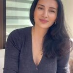 Başak Sayan Instagram - Bir insanın bu hayatta yapacağı en büyük yatırım kendini keşfetmektir. Kendini keşfetmeyen, kendini bilmeyen bir insan yaşadığı her şeyin kader olduğunu zanneder ve kendisini kaderin karşısında çaresiz bir kukla gibi hisseder. Oysa yaşadığımız her şey atalarımızdan getirdiklerimiz yanında ana karnına düştüğümüz andan itibaren kaydettiklerimizle alakalı. Ne öğrendiysek, bunlar yanlış bile olsa kaydedildi ve bizim dünya algımızı oluşturmakla kalmadı, yaşadığımız deneyimlerimizi de oluşturdu. Nasıl düşündüğümüzü, nasıl hissettiğimizi ve nasıl davrandığımızı belirledi. Sen Değişirsen Her Şey Değişir diye yola çıkmıştık. Şimdi kendi üzerimizde çalışıp, en büyük hayallerimizi gerçekleştirmek üzere yola çıkarken ve bununla alakalı içimizde olan negatif inançları fark edip dönüştürürken bunu sahip olduğumuz en değerli şey olan zamanın en özel anında yapıyoruz. Sabah 5 te kalkmanın büyüsünü ancak onu deneyimler bilirler. 26 Kasım 2023 tarihinde başlıyoruz. Bilgi almak için info.basaksayan@gmail.com adresine yazabilirsiniz.
